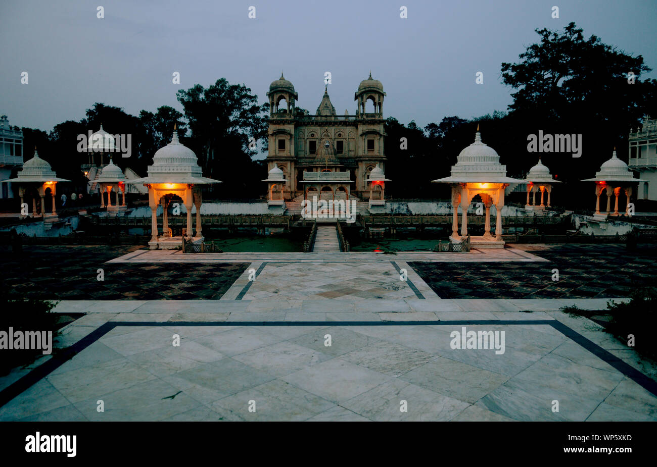 Chhatri ( cenotaphs ) è un monumento costruito in onore Scindia righelli di Gwalior membro della famiglia reale. Shivpuri cenotaphs sono un mix ideale di Mughal e Hi Foto Stock