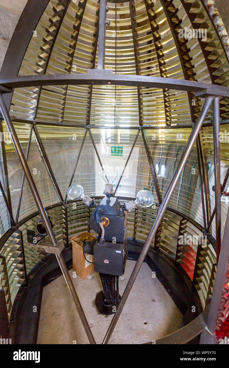 L'originale lanterna in vetro all'interno di Nash Point lighthouse che si affaccia sul Canale di Bristol, Glamorgan, Wales, Regno Unito Foto Stock