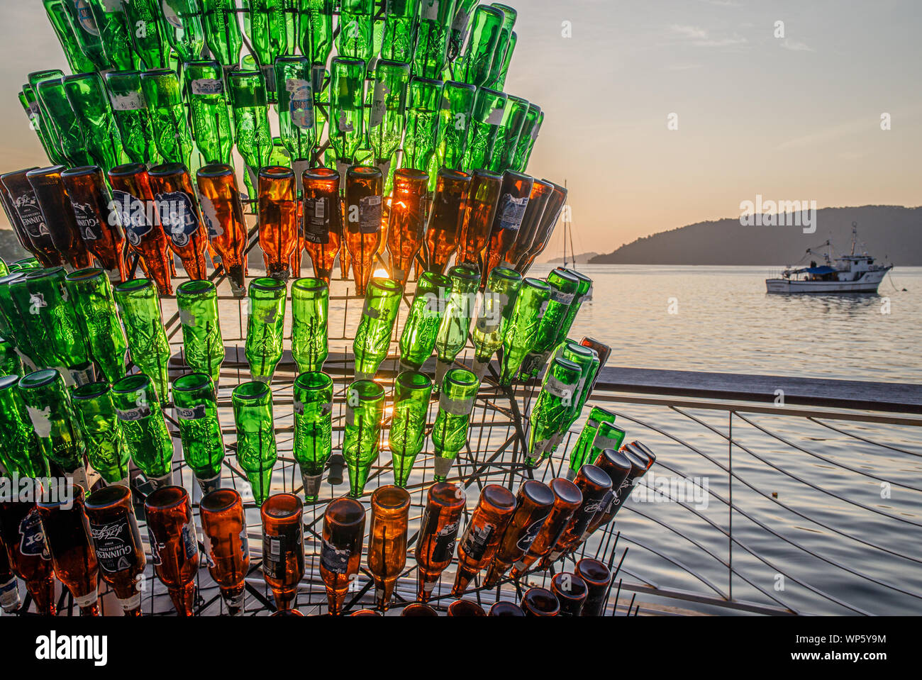 KOTA KINABALU, Malesia - 13 settembre 2019: un bellissimo albero artificiale fatta di bottiglie di birra in Kota Kinabalu Waterfront Foto Stock