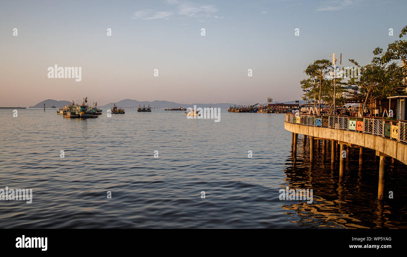 KOTA KINABALU, Malesia - 13 settembre 2019: la gente è godersi il tramonto a Kota Kinabalu Waterfront Foto Stock