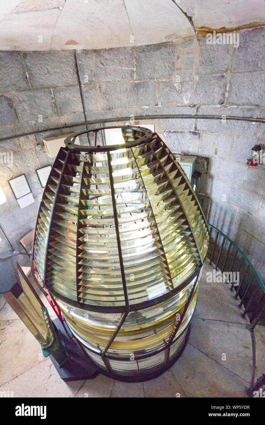 L'originale lanterna in vetro all'interno di Nash Point lighthouse che si affaccia sul Canale di Bristol, Glamorgan, Wales, Regno Unito Foto Stock