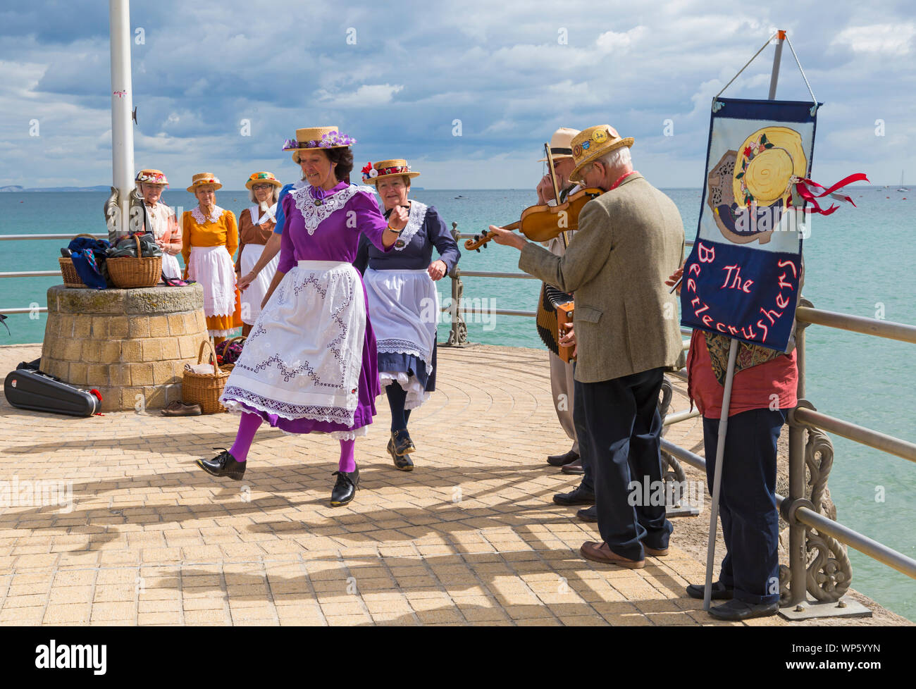 Swanage, DORSET REGNO UNITO. Il 7 settembre 2019. La folla affollano la città balneare di Swanage per godere della danza, con oltre 50 squadre di danza tra cui morris dancing e ostruire ballare e cantare per Swanage Folk Festival. Beetlecrushers intasare ballerini eseguono sul molo. Credito: Carolyn Jenkins/Alamy Live News Foto Stock