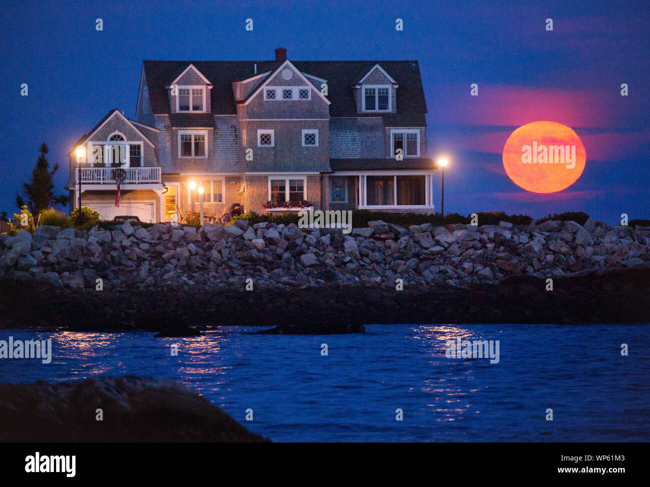 La piena luna di storione sorge oltre il punto sud in piscina Biddeford, Maine. Foto Stock