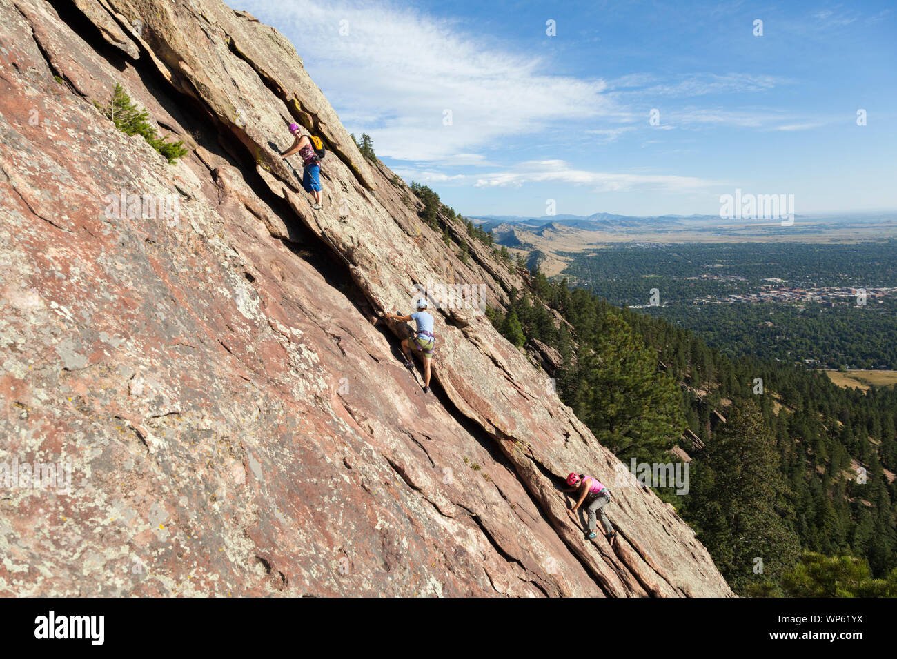 Persone salire la terza Flatiron East faccia (5.4), Boulder, Colorado. Foto Stock