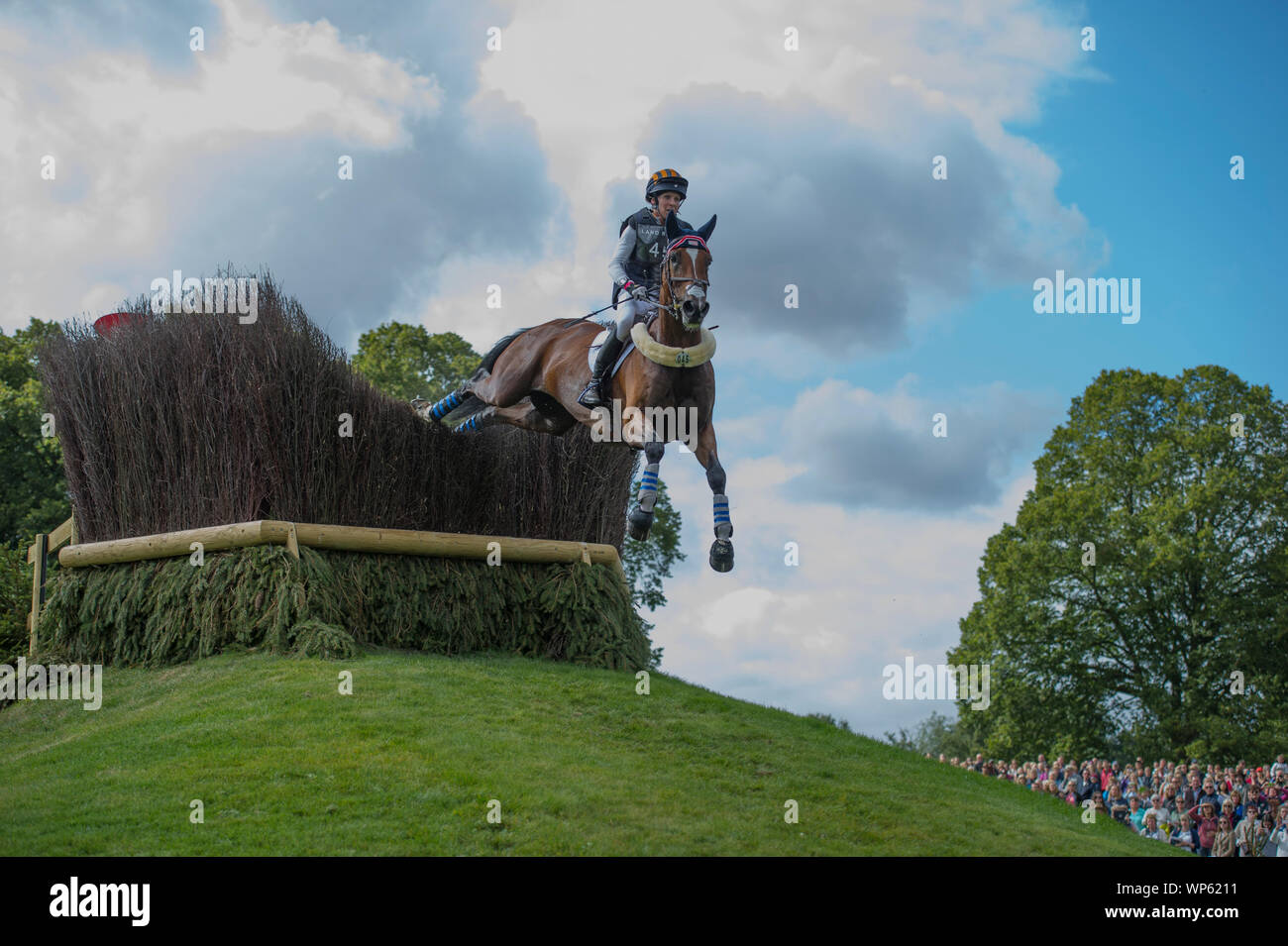 Stamford, Regno Unito, sabato 7 settembre, 2019. Elisabeth Halliday-Sharp (USA) riding Deniro Z durante la Land Rover Burghley Horse Trials, Cross Country fase. © Julie Priestley/Alamy Live News Foto Stock