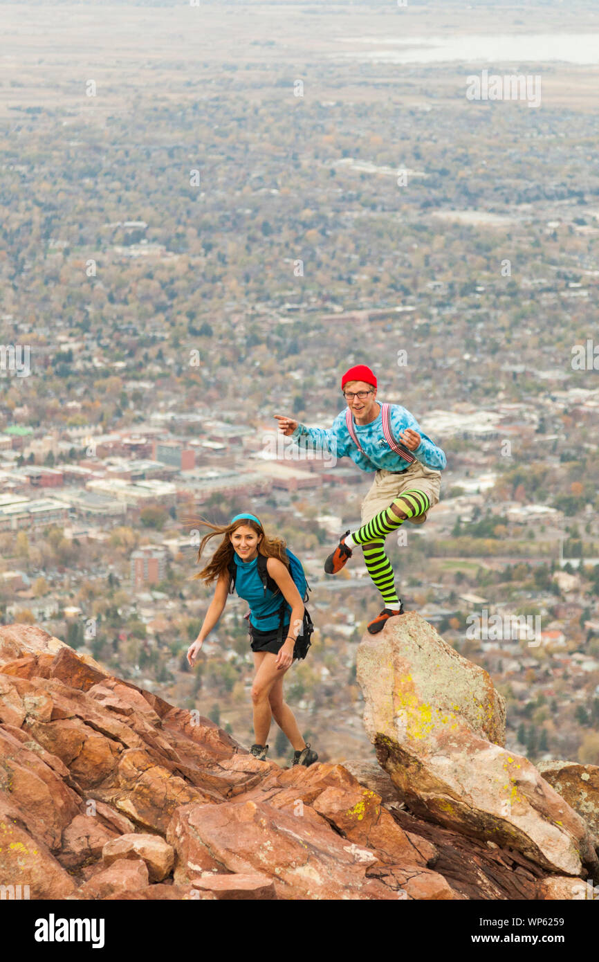 Un paio di scalatori in costumi sciocchi scramble oltre la falsa vertice sul primo Flatiron North Arete (5.4) al di sopra di Boulder, Colorado. Foto Stock