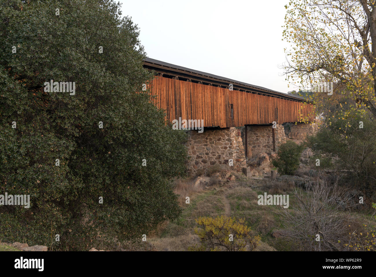 Knights Ferry bridge in Stanislas County, California, nella Sierra Foothills di montagna a est di Modesto Foto Stock