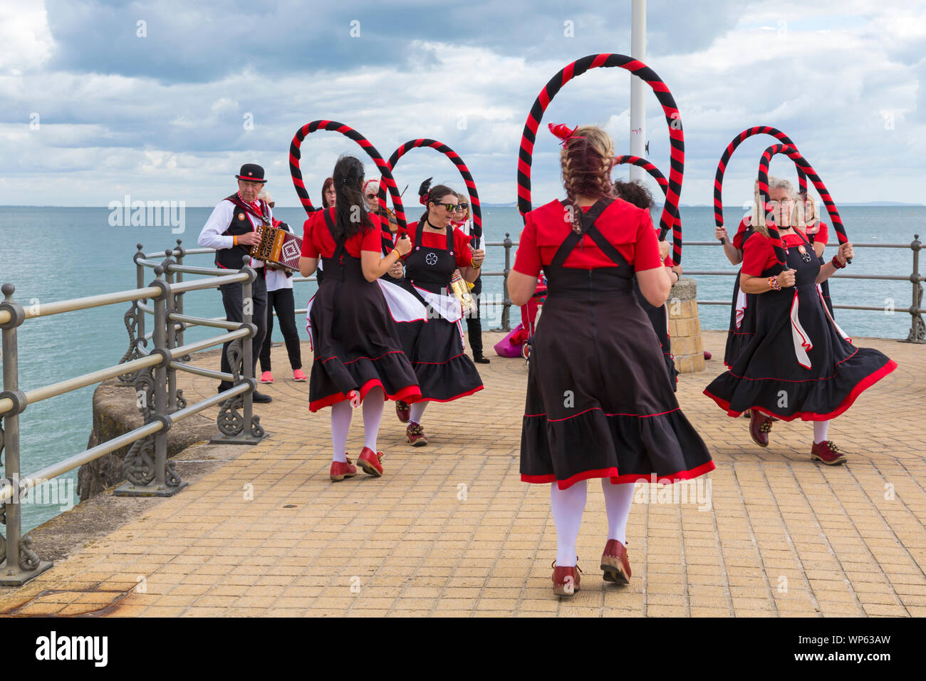 Swanage, DORSET REGNO UNITO. Il 7 settembre 2019. La folla affollano la città balneare di Swanage per godere della danza, con oltre 50 squadre di danza tra cui morris dancing e ostruire dancing per Swanage Folk Festival. Membri del Mayflower Morris ballerini eseguono. Credito: Carolyn Jenkins/Alamy Live News Foto Stock