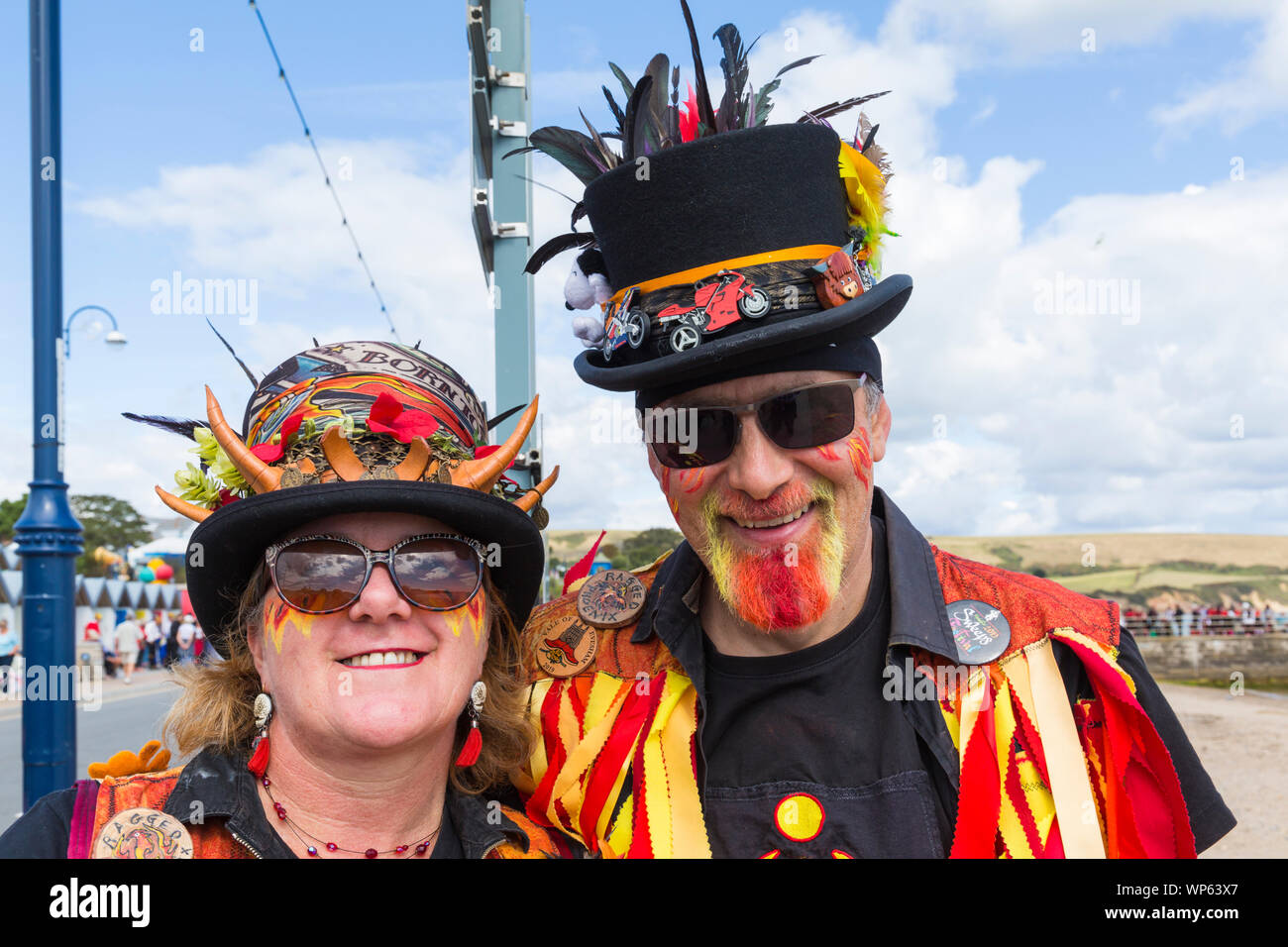 Swanage, DORSET REGNO UNITO. Il 7 settembre 2019. La folla affollano la città balneare di Swanage per godere della danza, con oltre 50 squadre di danza tra cui morris dancing a Swanage Folk Festival. Morris ballerini, membri di Ragged Phoenix Morris. Credito: Carolyn Jenkins/Alamy Live News Foto Stock