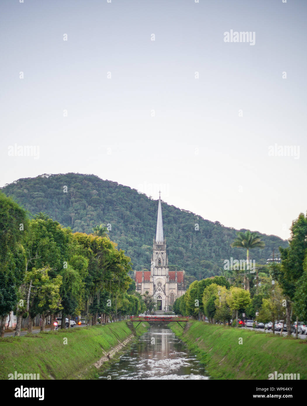 Gotica cattedrale cattolica con la montagna come sfondo in Petropolis, Brasile Foto Stock