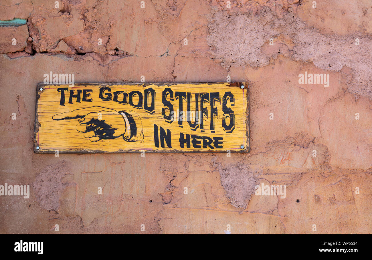 Calico ghost town California, Stati Uniti d'America. Il 29 maggio 2019. Il bene degli animali in qui il testo su un legno giallo segno, sbiadito sfondo a parete Foto Stock