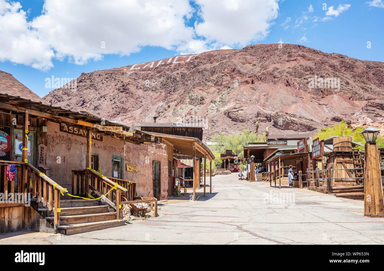 Calico ghost town California, Stati Uniti d'America. Il 29 maggio 2019. Il vecchio ex miniere di argento nella città della contea di San Bernardino, il parco a tema. Vista generale in una soleggiata da molla Foto Stock