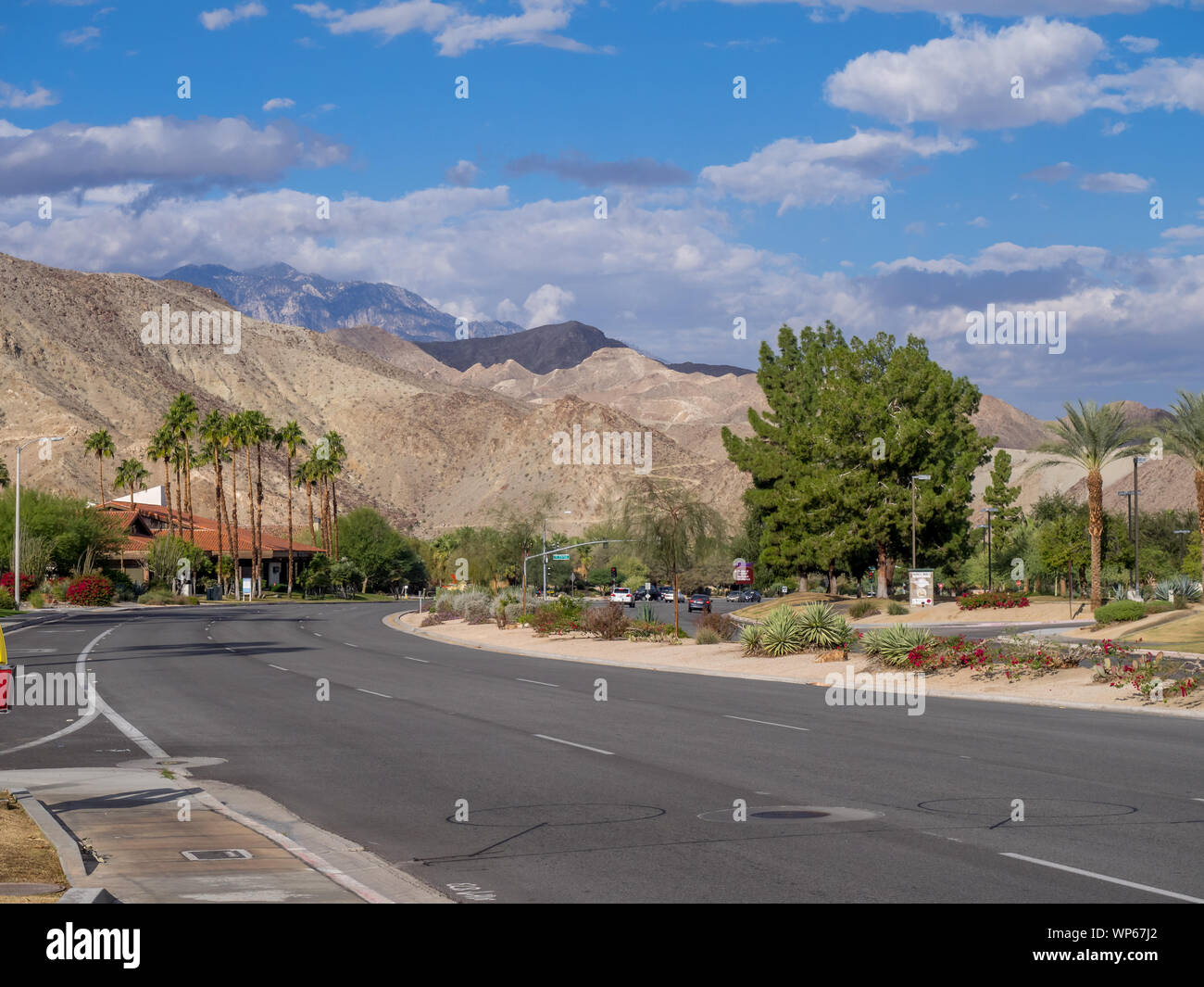 Vista lungo la Highway 111 nel novembre 15, 2015 in Palm Springs, California. Autostrada 111 corre attraverso Palm Desert Palm Springs e la cattedrale della città, am Foto Stock