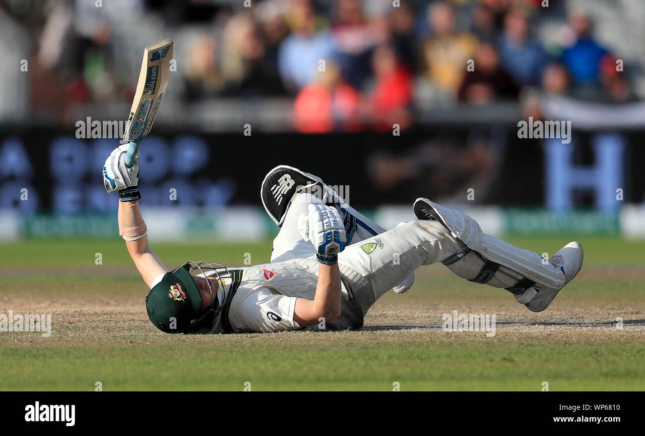 Australia Steve Smith cade durante il giorno 4 del quarto ceneri Test a Emirates Old Trafford, Manchester. Foto Stock