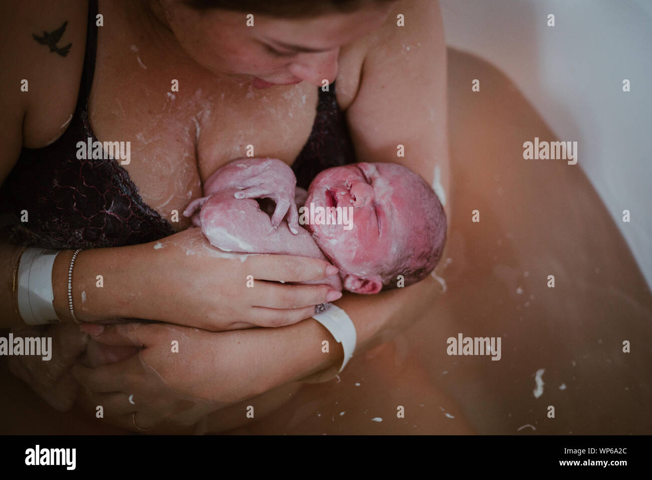 Autentica le immagini di nascita, donna parto in piscina Foto Stock