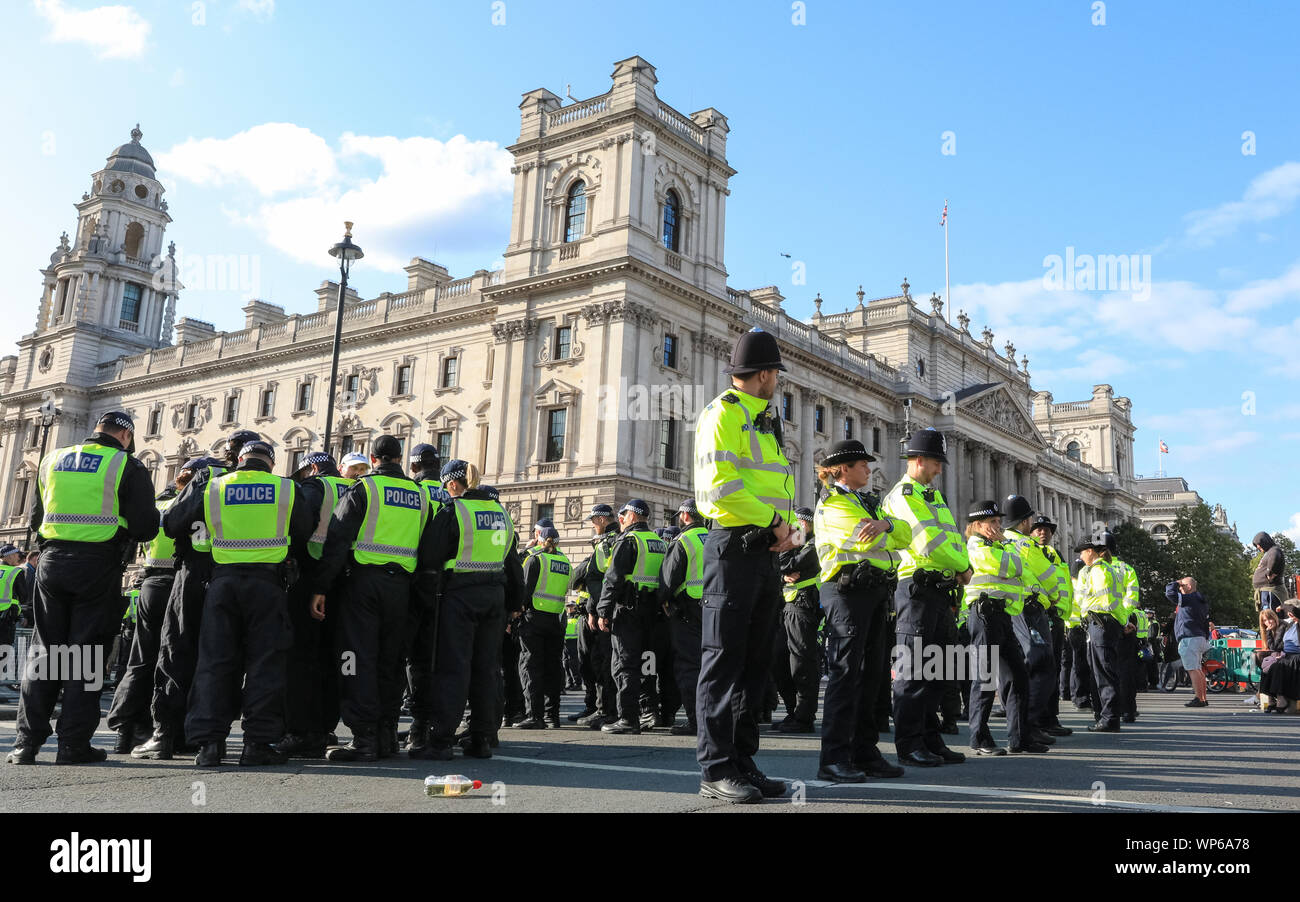 La piazza del Parlamento, Westminster, London, 07th Sep 2019. Una forte presenza della polizia in piazza del Parlamento come ufficiali circondano un gruppo di manifestanti Pro-Brexit che cantano e gridare dalla statua di Winston Churchill. Credito: Imageplotter/Alamy Live News Foto Stock