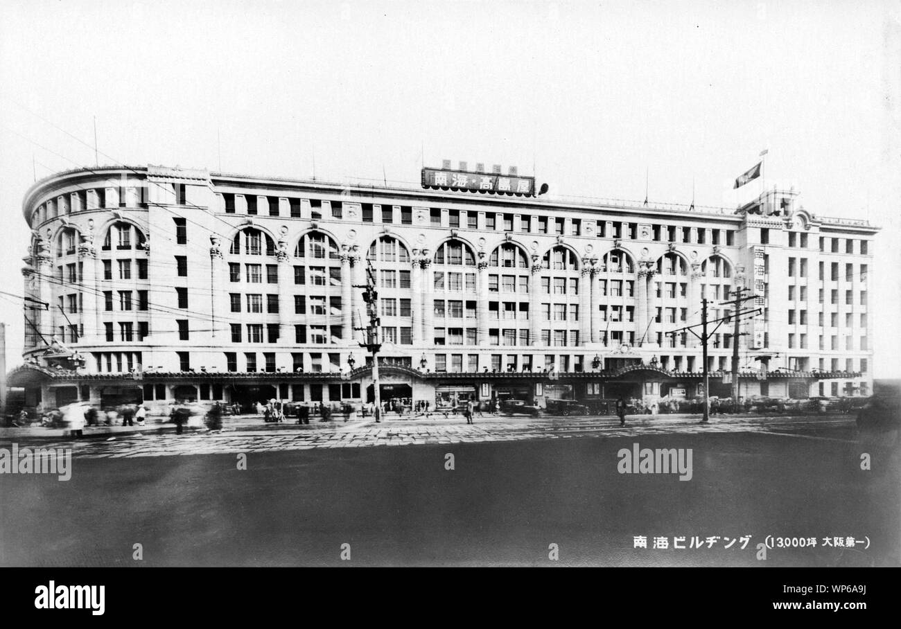[ 1930 Giappone - grandi magazzini Takashimaya di Osaka ] - Questa cartolina pubblicizza il Nankai edificio, sede di grandi magazzini Takashimaya e Nankai ferroviarie, in Osaka Minami del quartiere come il più grande edificio di Osaka. La didascalia dice "13.000 tsubo" (42,900 metri quadrati). Progettato da Michio Kuno (久野節, 1882-1962), l'edificio venne completato nel 1932 (Showa 7). Nel 2010, l edificio è stato registrato come una città di Osaka il paesaggio risorsa (大阪市都市景観資源). Ospita ancora grandi magazzini Takashimaya. Xx secolo cartolina vintage. Foto Stock