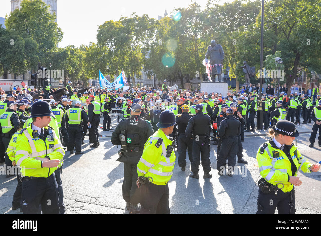La piazza del Parlamento, Westminster, London, 07th Sep 2019. Una forte presenza della polizia in piazza del Parlamento come ufficiali circondano un gruppo di manifestanti Pro-Brexit che cantano e gridare dalla statua di Winston Churchill. Credito: Imageplotter/Alamy Live News Foto Stock
