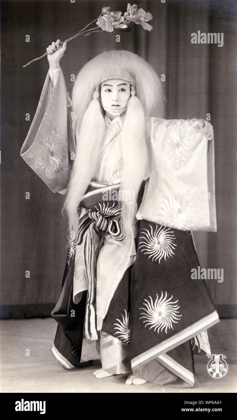 [ 1930 Giappone - Takarazuka attrice ] - attrice al Takarazuka Gekidan (Takarazuka Review). Takarazuka Gekidan è un tutti femmina theatre troupe, con donne anche la riproduzione di uomini i ruoli. Essa è stata fondata nel 1913 come il Takarazuka Chorus da parte dell'imprenditore e il cabinet ministro Ichizo Kobayashi (1873-1957). La loro prima esibizione nel 1914 è stata un grande successo e hanno attratto sempre di più un pubblico più vasto. Il nome attuale è stato adottato nel 1940. Xx secolo cartolina vintage. Foto Stock