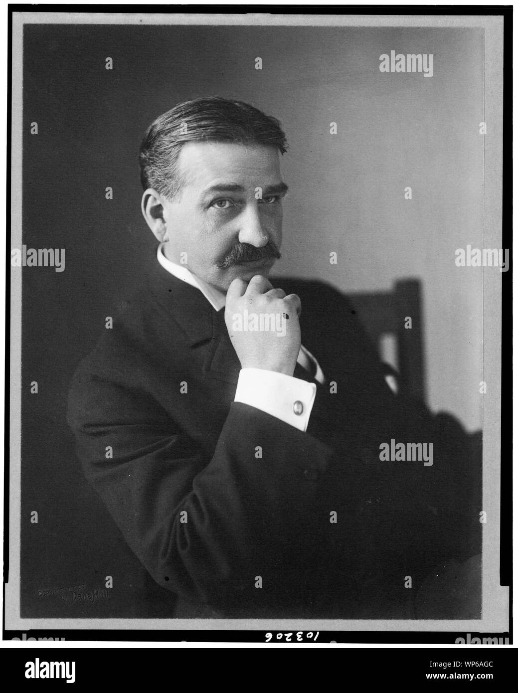 L. Frank Baum, mezza lunghezza ritratto, seduto, rivolto verso destra, mano sollevata per il mento Foto Stock