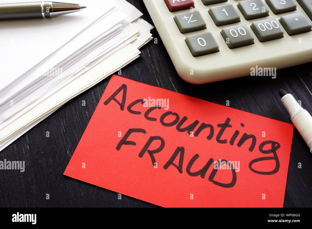 La frode contabile iscrizione e la relazione di audit sulla scrivania. Foto Stock
