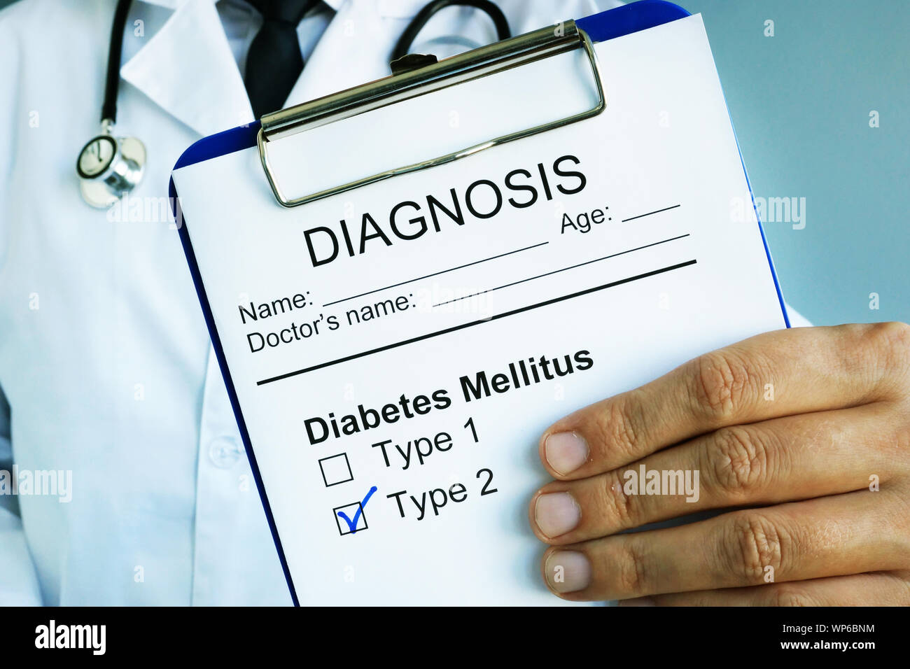 La diagnosi di diabete mellito di tipo 2 in una forma medica. Foto Stock La diagnosi di diabete mellito di tipo 2 in una forma medica. Foto Stock
