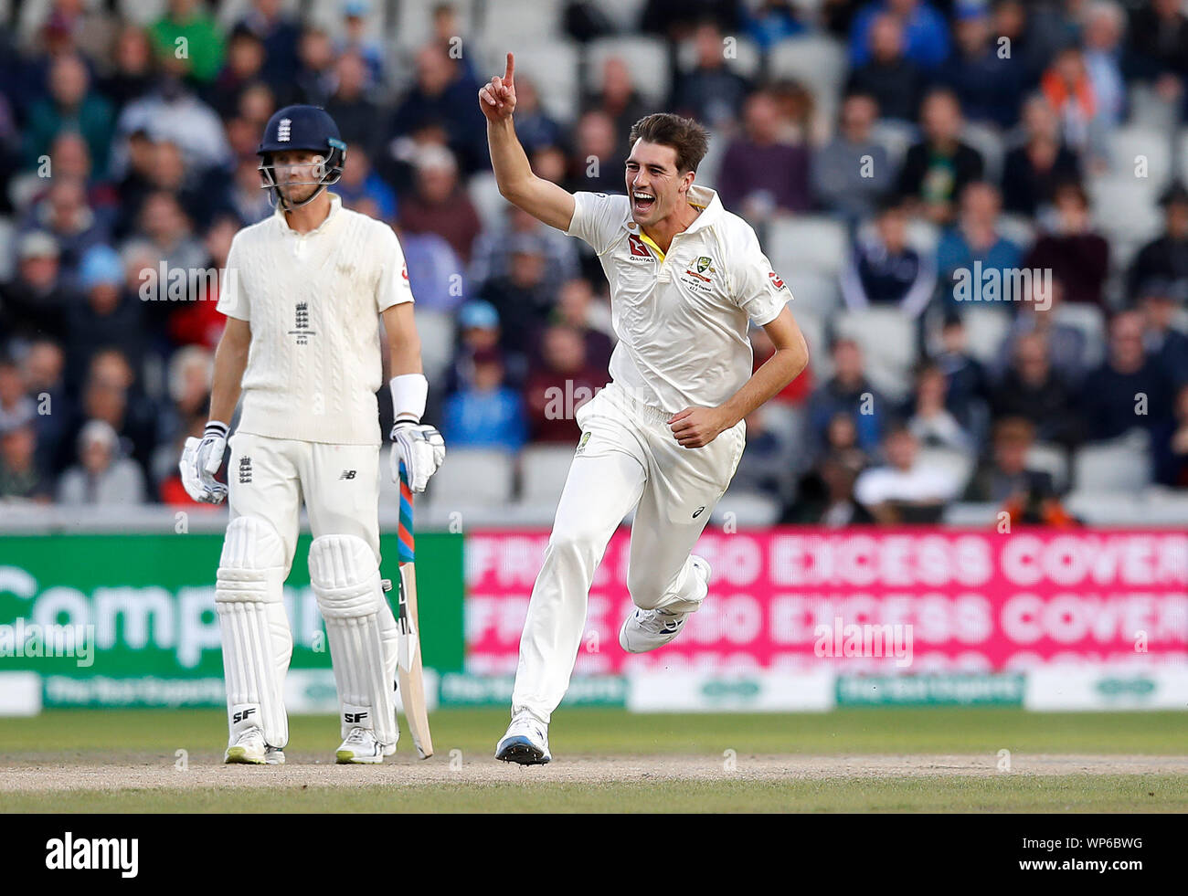 Australia Pat Cummins celebra tenendo il paletto di Inghilterra del Joe root (non illustrato) durante il giorno 4 del quarto ceneri Test a Emirates Old Trafford, Manchester. Foto Stock