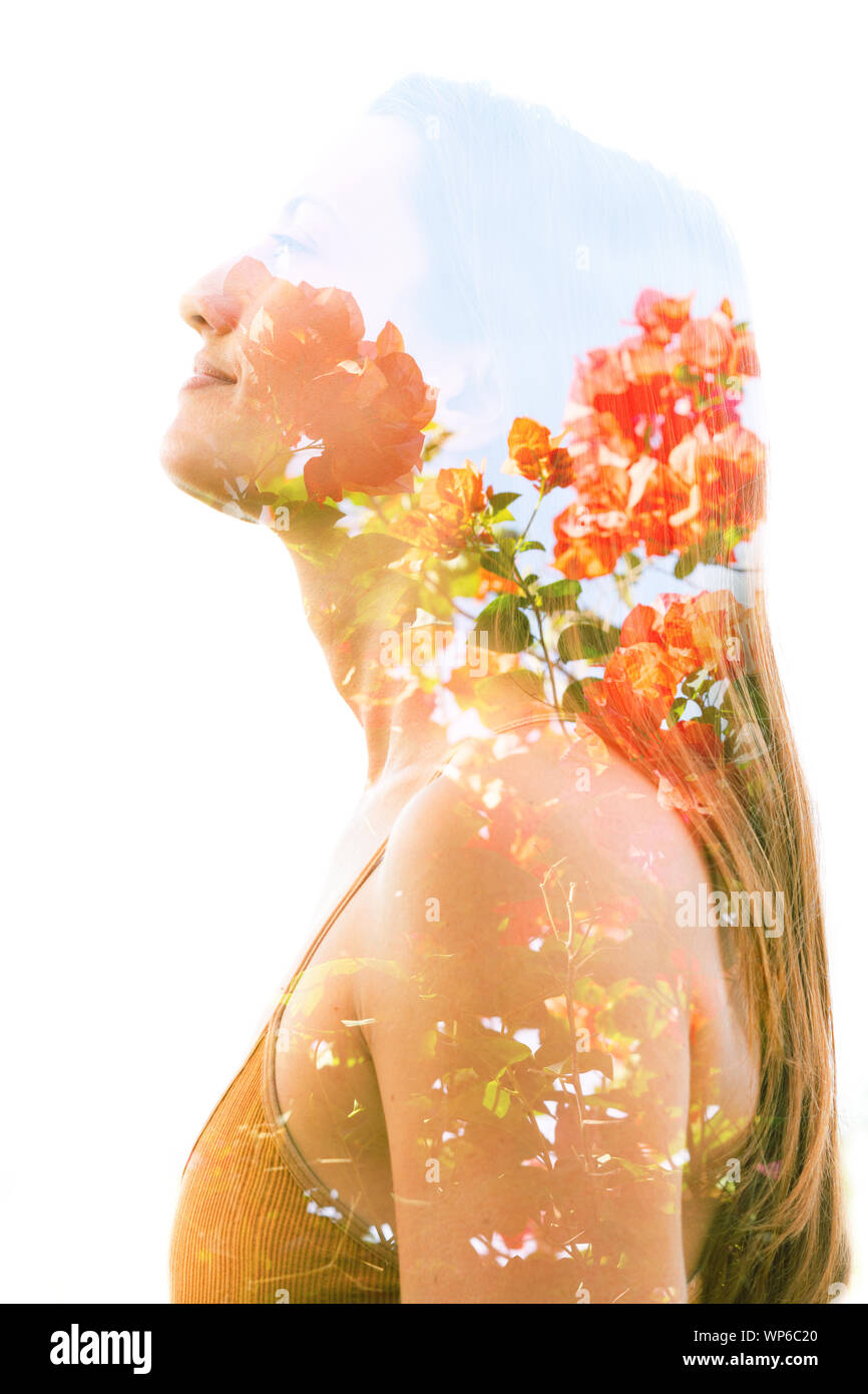 Doppio ritratto di esposizione che unisce splendidi fiori con un tranquillo volto di donna Foto Stock