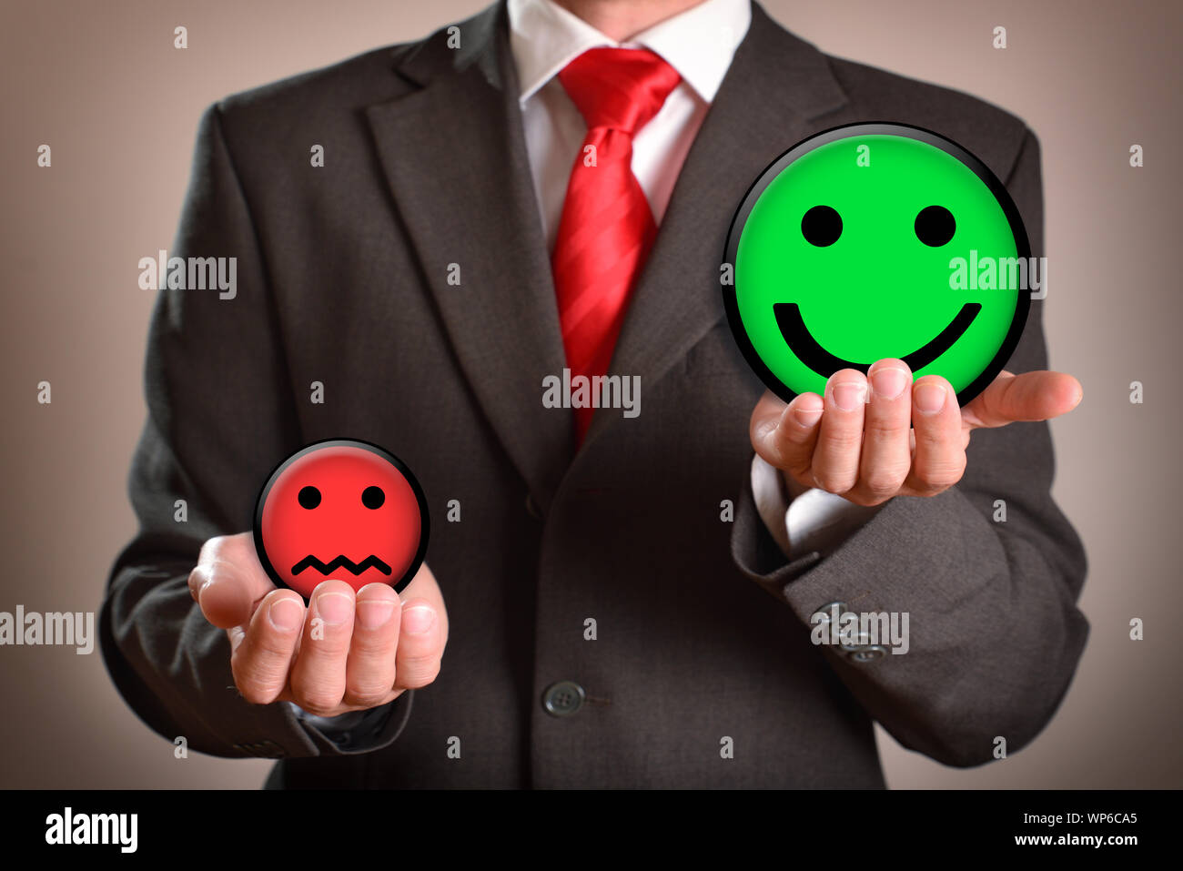 Imprenditore con le emoticon nelle sue mani che rappresentano il successo.. Composizione orizzontale. Vista frontale. Foto Stock