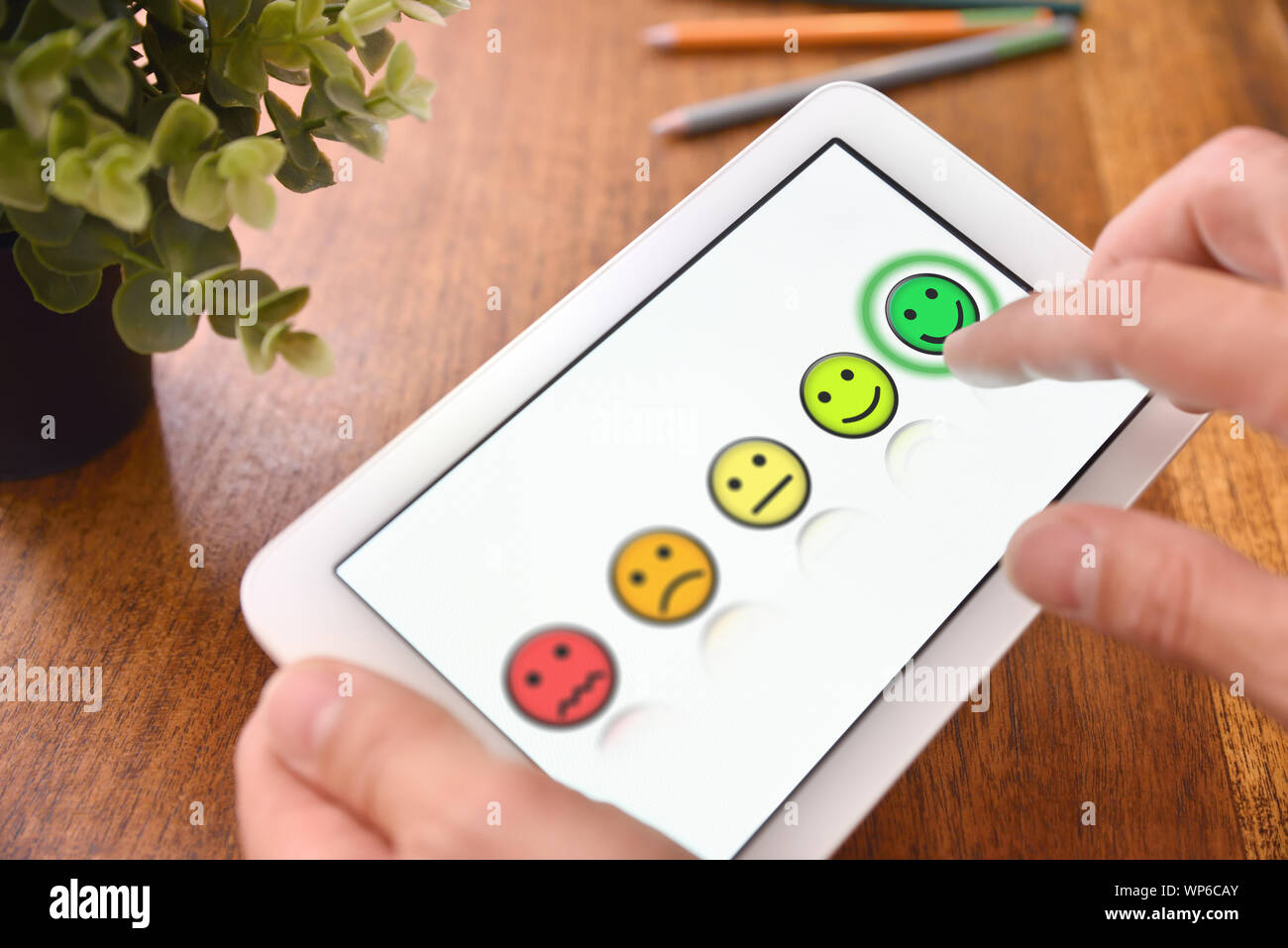 L'uomo valorizzare un servizio su un dispositivo in un ufficio. Composizione orizzontale. Vista in elevazione. Foto Stock
