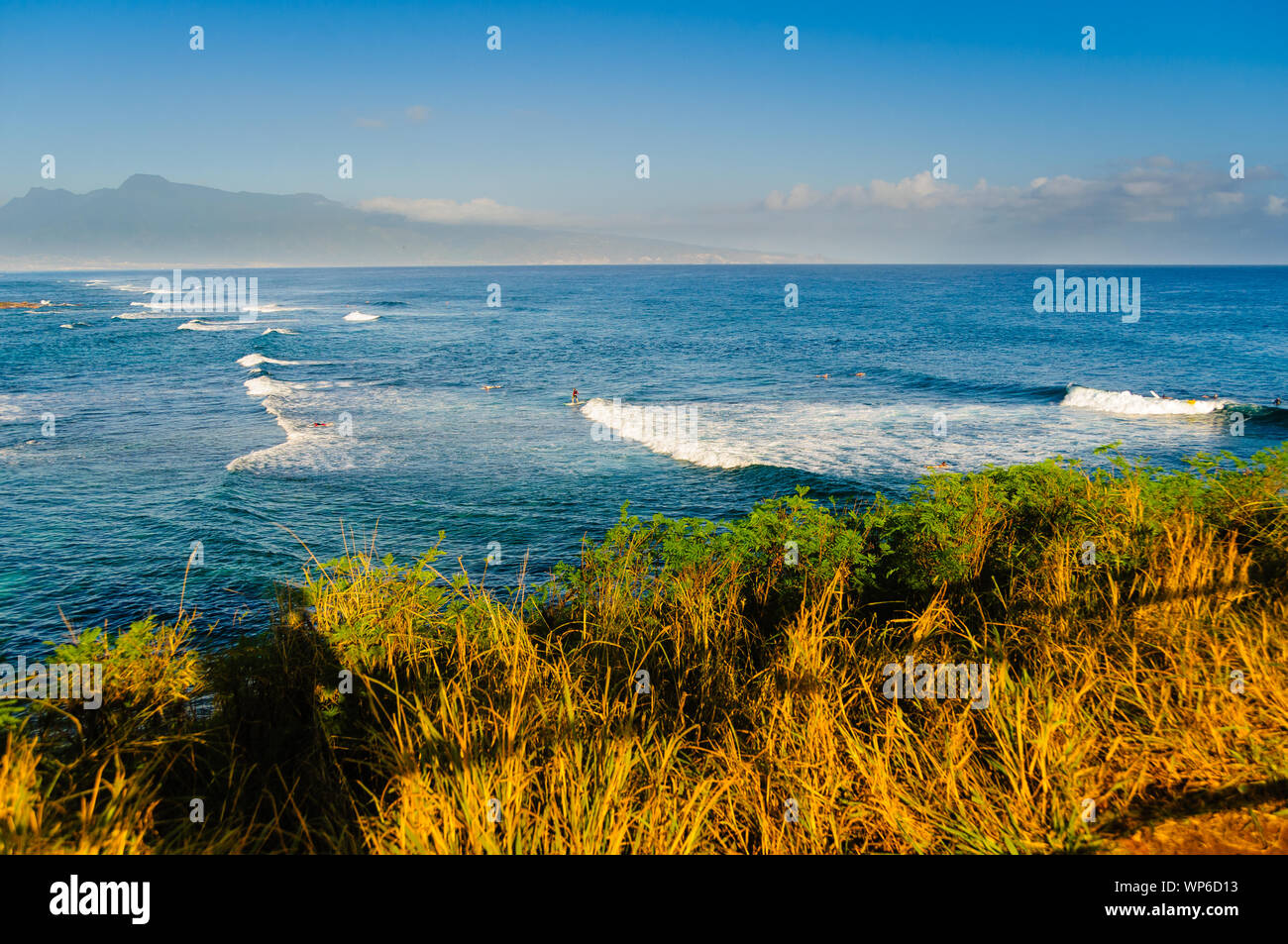 Navigare all alba Hookipa membro Park Beach, Maui, Hawaii, STATI UNITI D'AMERICA Foto Stock