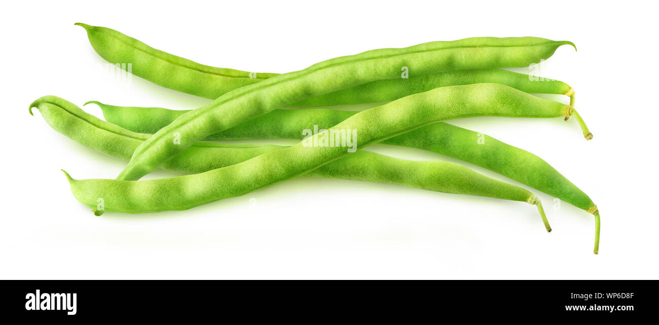 Isolate i baccelli. Piccolo mucchio di materie green baccelli di fagioli bianchi isolati su sfondo bianco, vista dall'alto Foto Stock