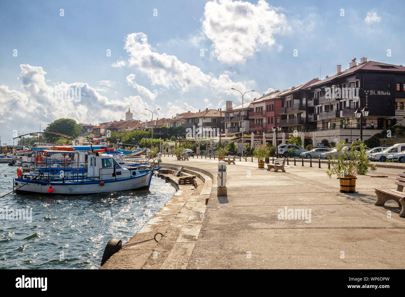 NESSEBAR, Bulgaria - 26 giugno 2019: vista del lungomare con alberghi e barche da pesca del Mar Nero resort di Nessebar Foto Stock