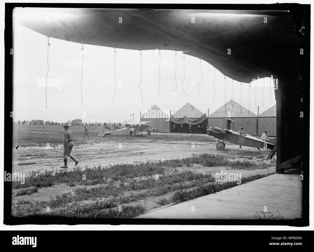 LANGLEY FIELD, VA. Appendiabiti: aerei, da sinistra a destra: CURTISS GV4D E KIRKHAM TRIPLANO Foto Stock