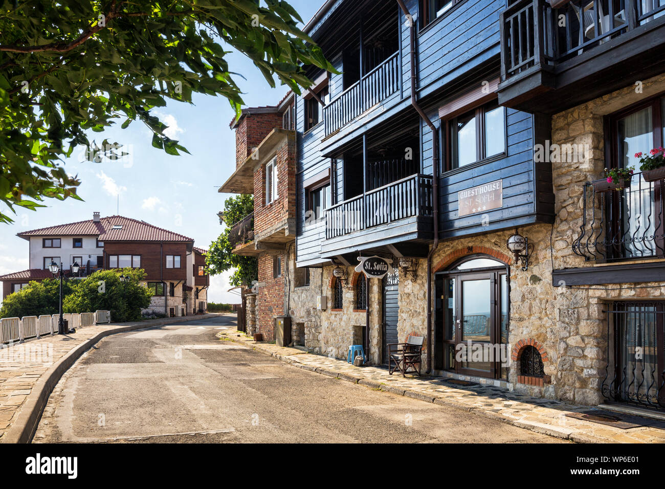 NESSEBAR, Bulgaria - 26 giugno 2019: strada del centro storico con case di architettura tradizionale, alberghi e pensioni la località del Mar Nero di Ne Foto Stock