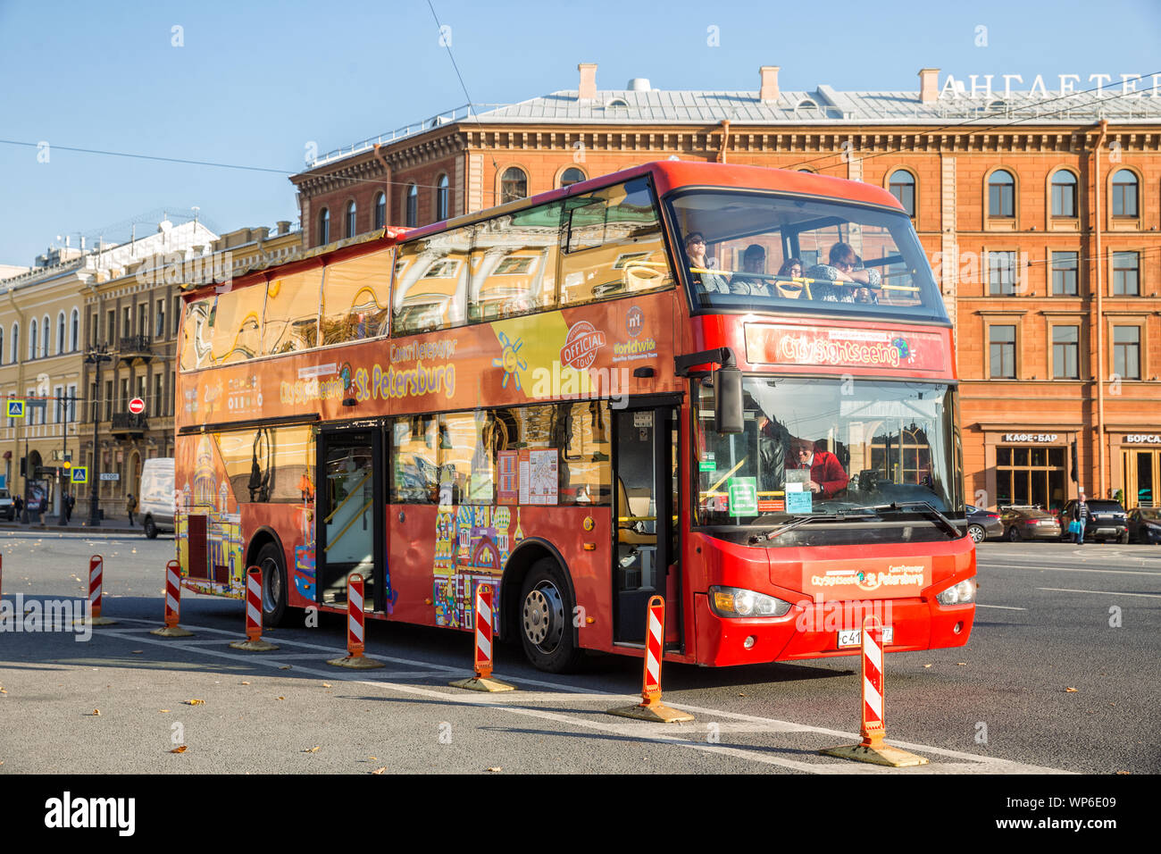 ST. PETERSBURG, Russia - 16 ottobre 2018: Rosso City Sightseeing Bus i passeggeri vi attende nei pressi di San Isaac e Angleterre Hotel Foto Stock