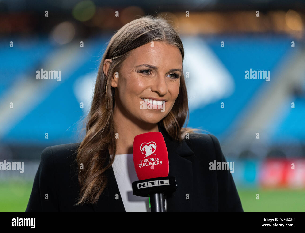 06 settembre 2019, Amburgo: Calcio: Campionato Europeo di qualificazione, Germania - Paesi Bassi, fase di gruppo, gruppo C, quinta giornata, nel Volksparkstadion. Presenter Laura Wontorra (RTL) è in piedi nel Stadium. Foto: Robert Michael/dpa-Zentralbild/dpa Foto Stock