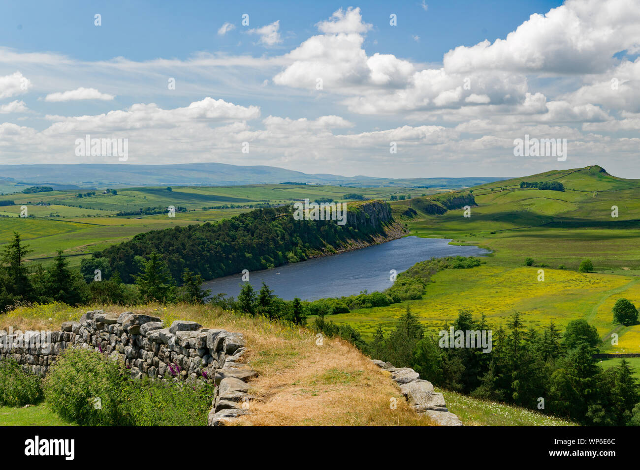 Muro Romano e roccioso del Lough da balze Hotbanks, Northumberland, Inghilterra Foto Stock