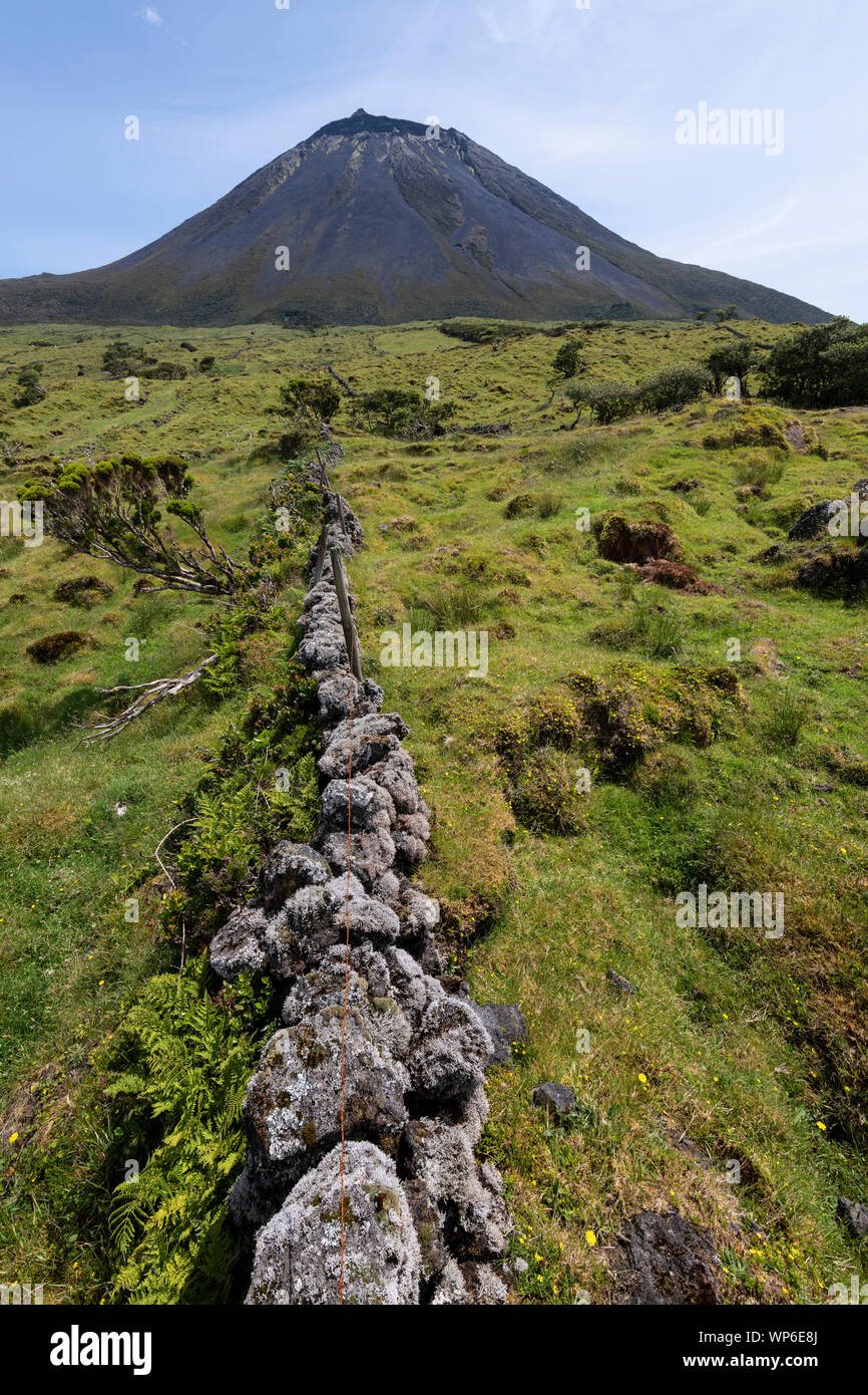 Il paesaggio che mostra Ponta do Pico (mount Pico), Portogallo più alti di montagna e di Vulcano, con pareti lavastone in primo piano, Azzorre Foto Stock