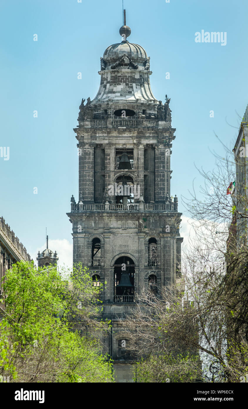 La Catedral Torre Campanaria vista dal 5 de Mayo street, Metropolitan Cattedrale dell Assunzione di Maria di Città del Messico. Foto Stock