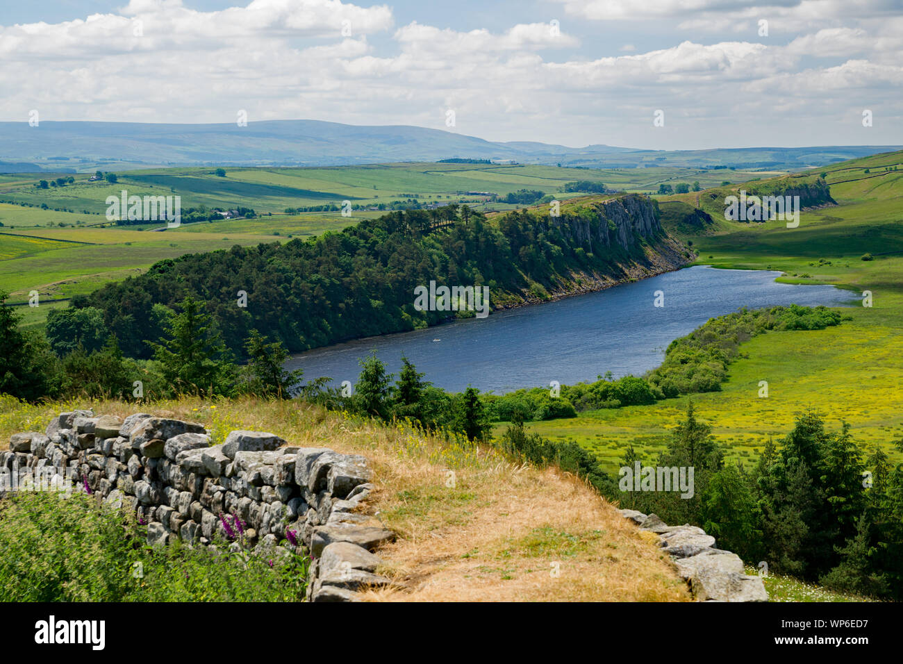 Muro Romano e roccioso del Lough da balze Hotbanks, Northumberland, Inghilterra Foto Stock