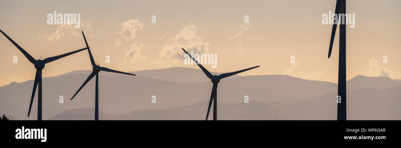 Un vento lontano con le turbine eoliche a Planalto dos Graminhais in un poetico tramonto impostazione, che serve come una immagine perfetta per il verde sostenibile Energia rinnovabile Foto Stock