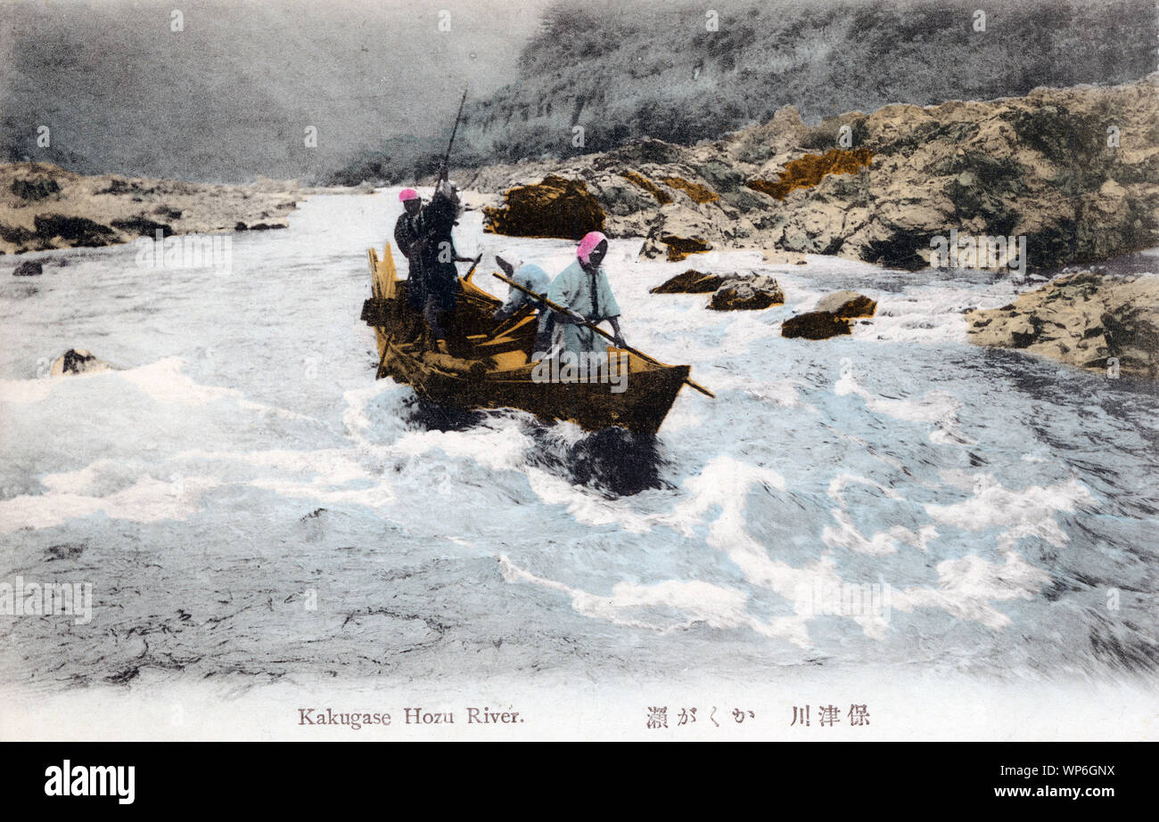 [ 1900 Giappone - la barca di legno sul fiume Hozugawa in Kyoto ] - piccoli battellieri navigare un Hikifune (引舟) in barca nelle rapide del fiume Hozugawa (保津川) in Kyoto. Per secoli il fiume è stato utilizzato per il trasporto di merci come riso, orzo, frumento, carbone di legna e legname. Ma dal 1895 (Meiji 28), le 2 ore di viaggio lungo il fiume divenne una popolare attrazione turistica (Hozugawa Kudari). Xx secolo cartolina vintage. Foto Stock