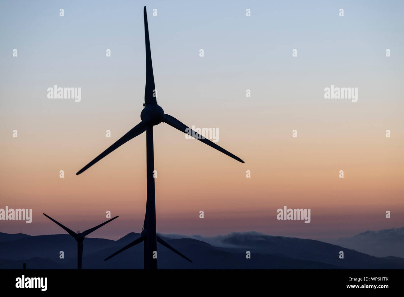 Un vento lontano con le turbine eoliche a Planalto dos Graminhais in un poetico tramonto impostazione, che serve come una immagine perfetta per il verde sostenibile Energia rinnovabile Foto Stock