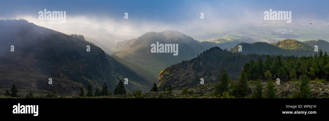 Incredibile fiaba Paradiso panorama paesaggio con una luce magica e travi come si vede dal Miradouro da Bela Vista lungo la Caldeira Velha e L Foto Stock