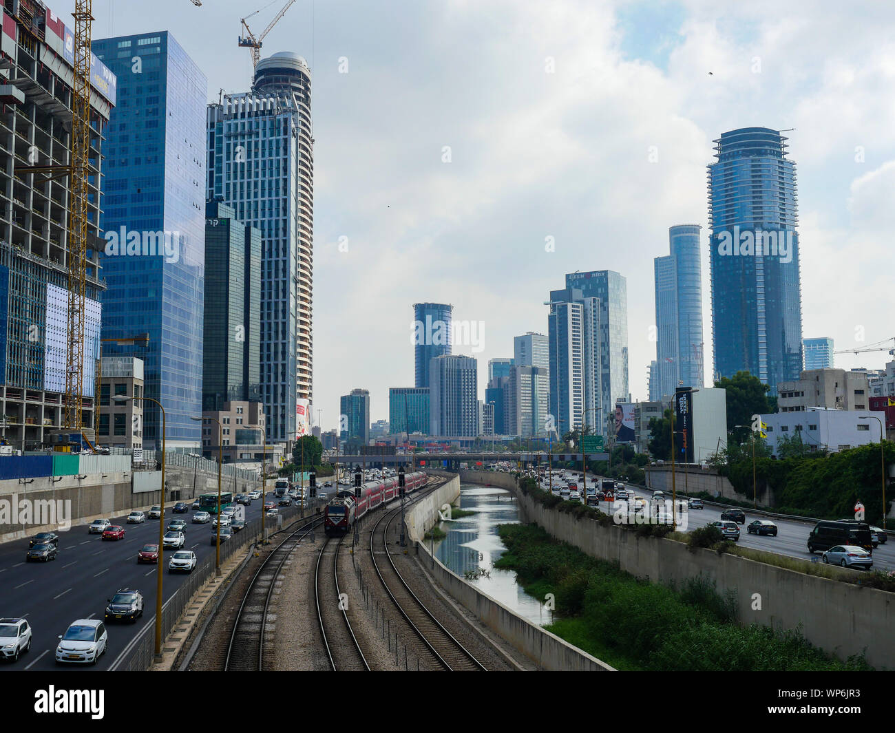 Israele Tel Aviv skyline della città in estate Foto Stock
