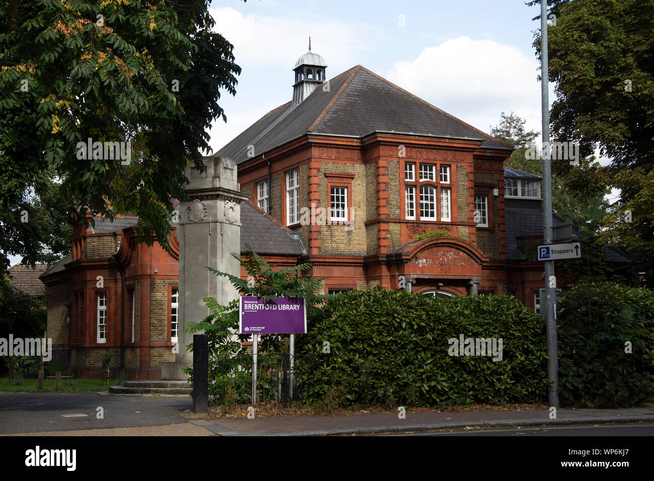 Brentford Biblioteca a Clifden House Boston Manor Road, Brentford, West London, Regno Unito Foto Stock