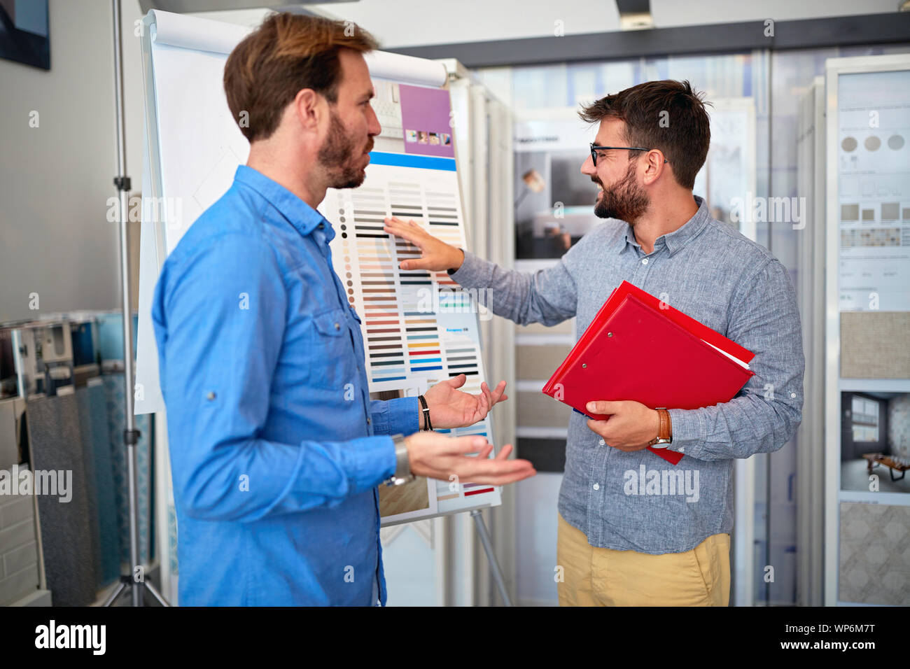 Sorridenti venditori professionisti che lavorano insieme Foto Stock