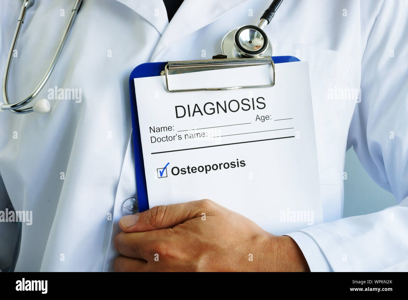 La diagnosi di osteoporosi concetto. Medico è tenendo la forma medica. Foto Stock