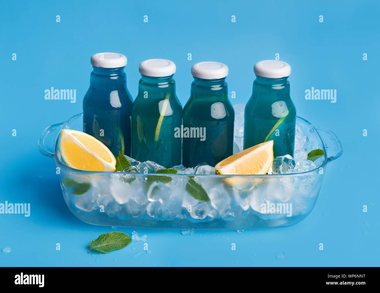 Close up blu rinfrescante drink iso per bere in estate Foto Stock